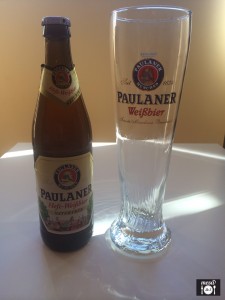 Cerveza y vaso de Paulaner